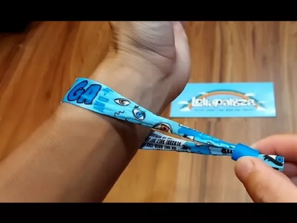 Hogyan szedjük el és tegyük fel ismét a fesztival karszalagot