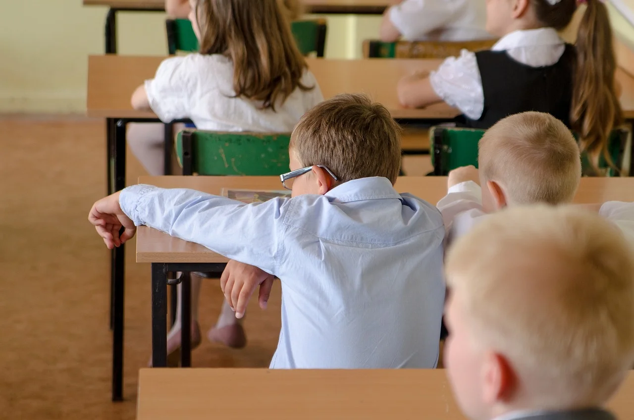 gyerek gyerekek csecsemő bébi újszülött iskola iskolatáska tanul fiú fiúk lány lányok iskolapad