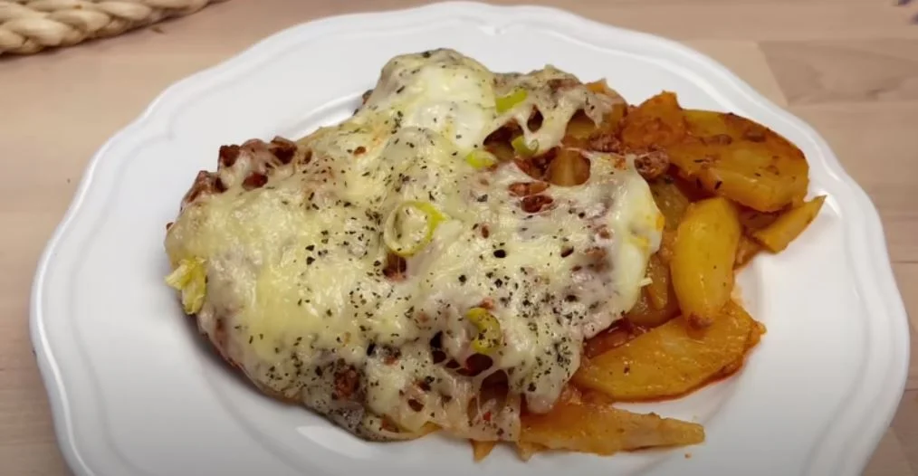 tepsis burgonya darált hús tálalás