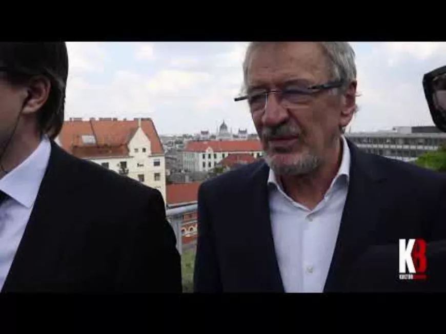 Mucsi Zoltán megmutatja milyen az, amikor a Politikus nagy P-vel, a sajtó rendelkezésére áll