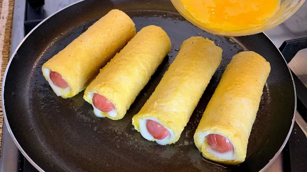 Bundás Reggeli Tekercs: Ínycsiklandó Virsli és Sajt töltelékkel.