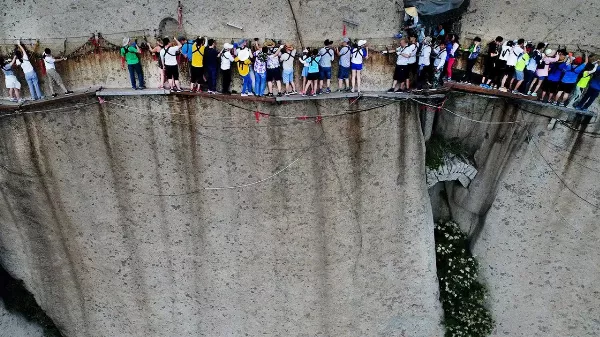 A világ 20 legveszélyesebb turista látványossága! Itt 1 cm-t sem léphetsz félre!!!!