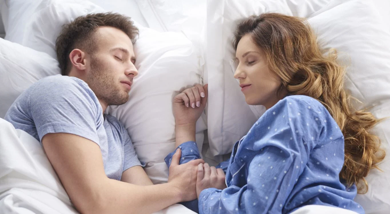 férfi nő fekszik ágy alszik