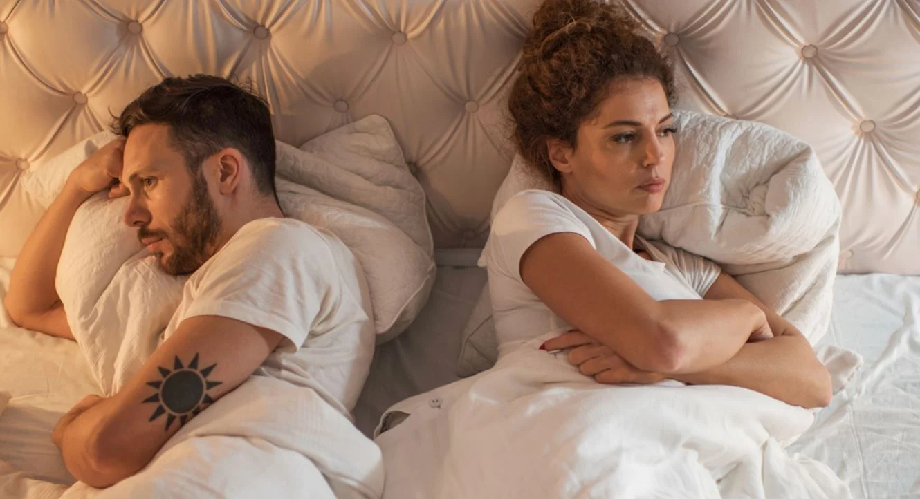 férfi nő ágy fekszik