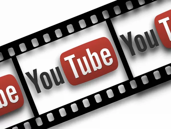 Gesztusok és jelek a videókban: hogyan kommunikálnak testbeszéddel a sikeres YouTuberek